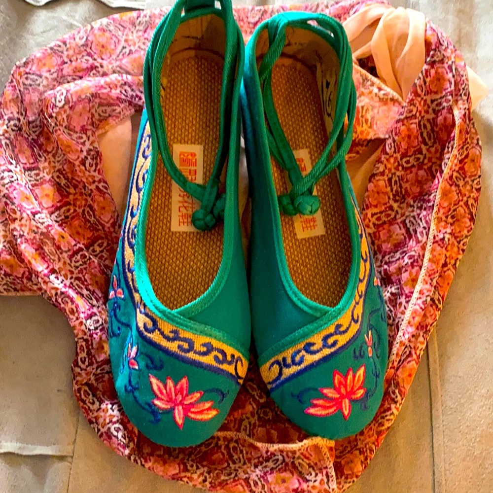 CANVAS EMBROIDERED SHOES